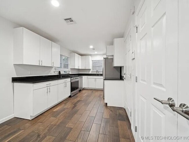 Building Photo - 1638 E 55th Pl