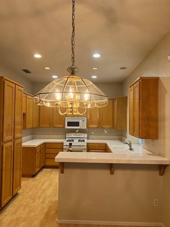 Building Photo - Roseville home with new carpet & paint!