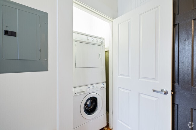 1BR, 1BA - 700 SF - Laundry - Odd Fellows Building