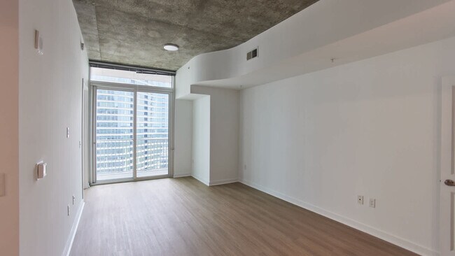 Sala de estar con suelo de superficie dura - Skyhouse South