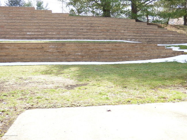 Building Photo - 65 Holly Dr