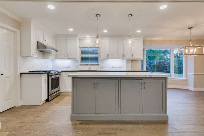 Building Photo - 15203 Camelback Ct