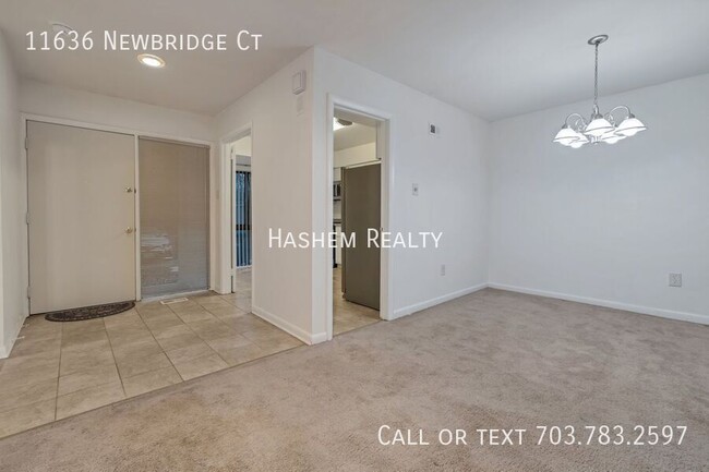 Building Photo - Remodeled townhouse! Spacious, located in ...