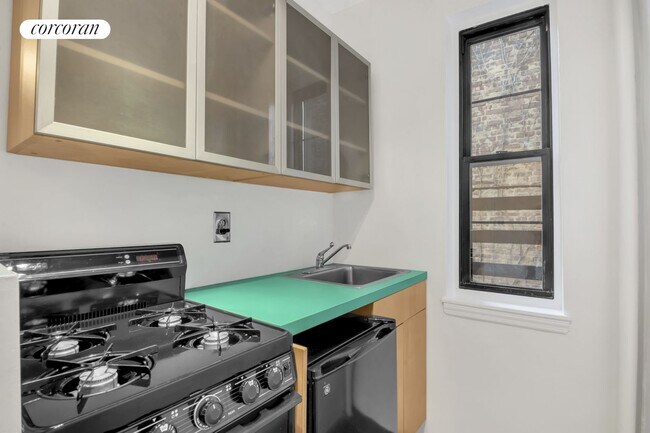 Building Photo - 61 Horatio St