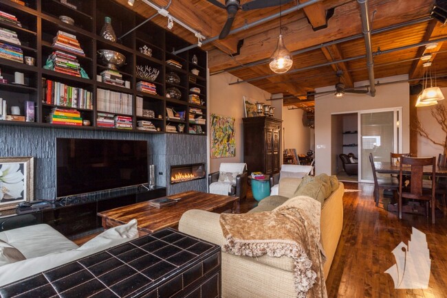 Building Photo - 411 S Sangamon St