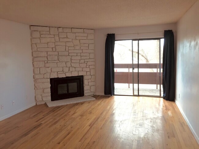 sala de estar - 7080 W 20th Ave