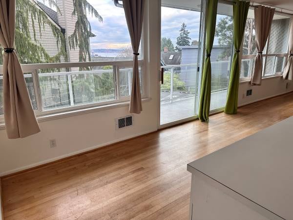 Foto del edificio - 2012 Thorndyke Ave W