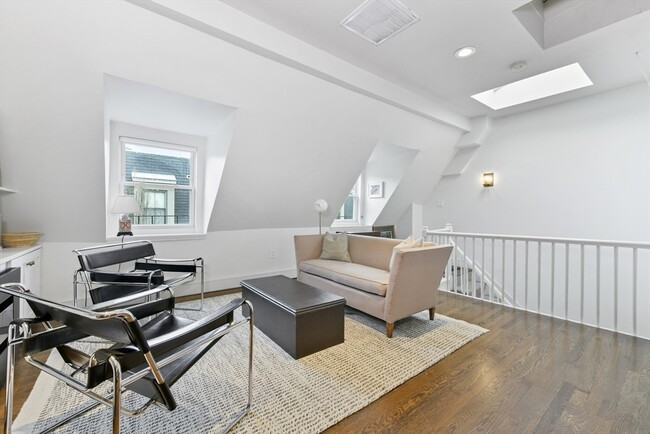 Building Photo - 11 Waltham St