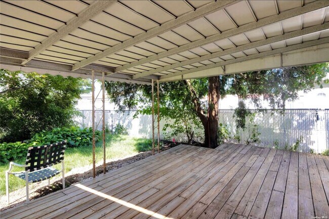 Building Photo - 9 Hollow Ln