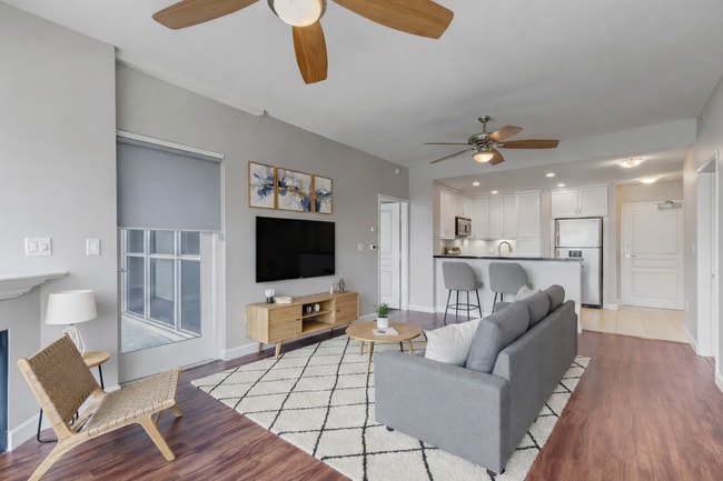 Building Photo - 300 W Beech St