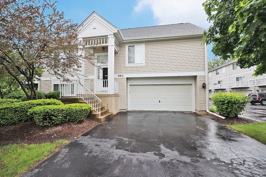 Primary Photo - 982 Mayfair Ct
