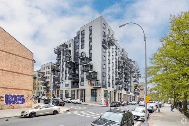 Building Photo - Cascade