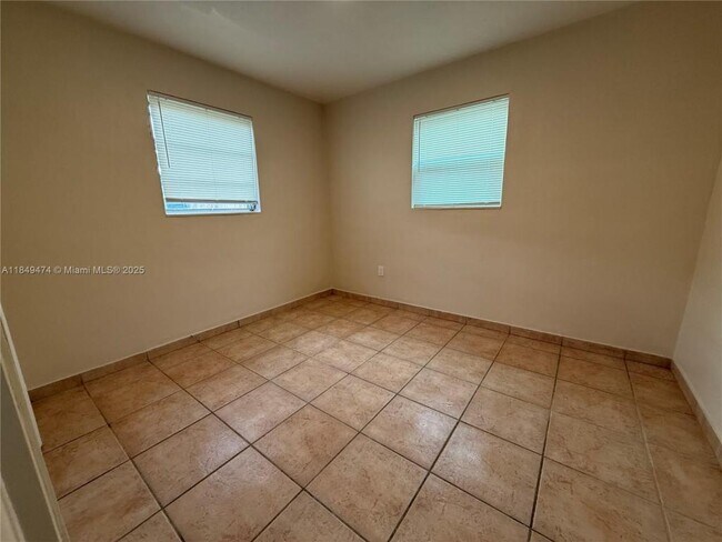Foto del edificio - 641 N 70th Ave