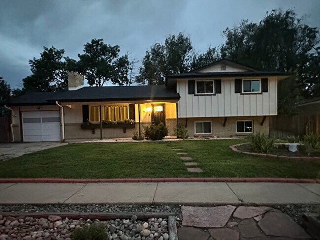 Foto del edificio - 930 Potter Dr