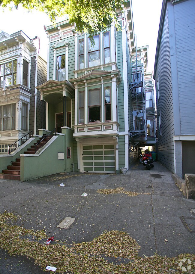 Building Photo - 2852 Pine St