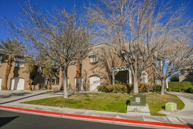 Foto del edificio - Beautiful 2 bd/2 bath condo in luxury gated Summerlin community ON TPC GOLF COURSE