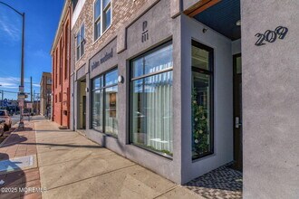 Building Photo - 209 Bond St