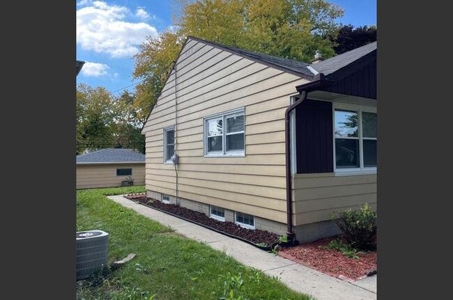 Building Photo - 6923 W Tallmadge Pl