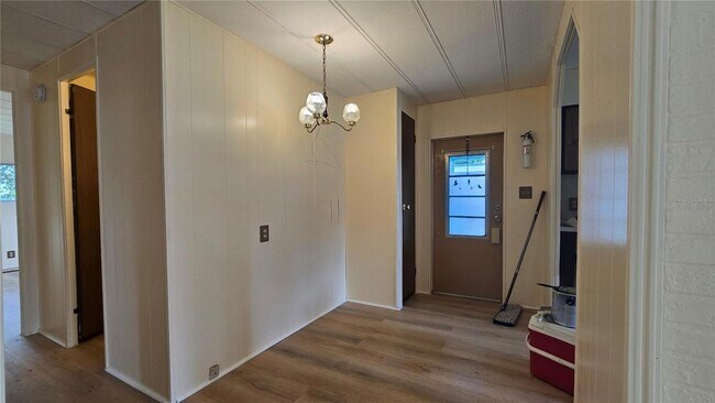 Foto del edificio - 7393 Fairlane Ave