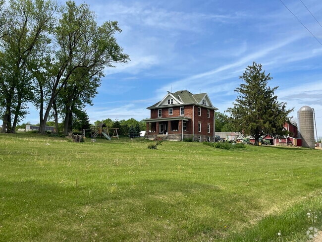 Building Photo - W5198 Advance Rd