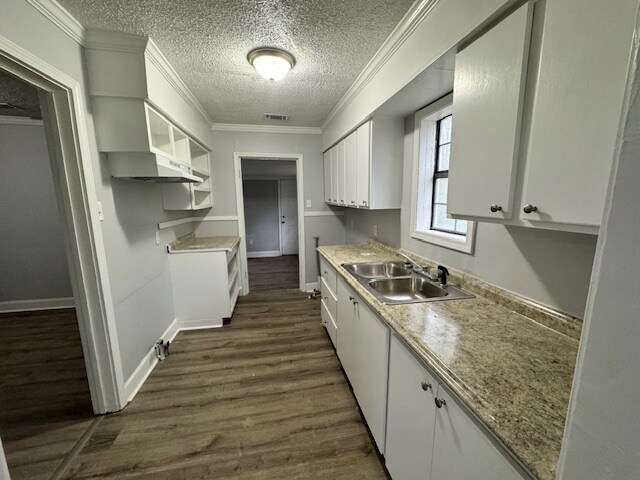 Building Photo - 881 Brandon Ave