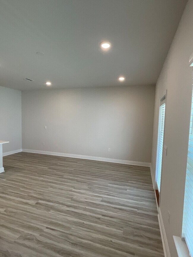Foto del edificio - Spacious 3-Bedroom Townhouse