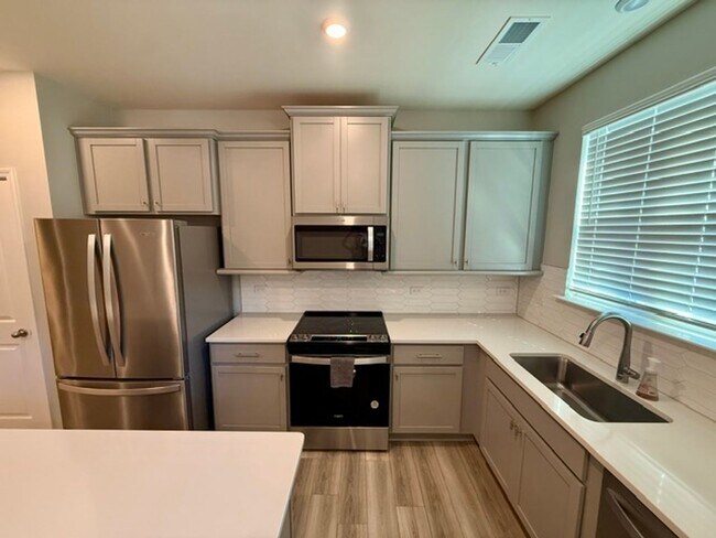 Foto del edificio - 1526 Cedar Tree Dr
