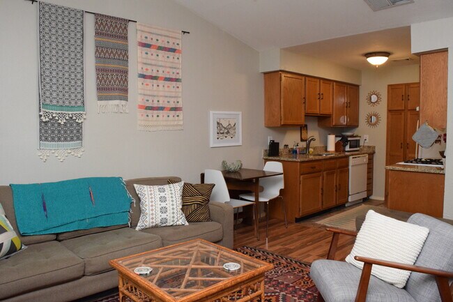 Building Photo - 1/1 Condo in Northwest Hills- Available fo...