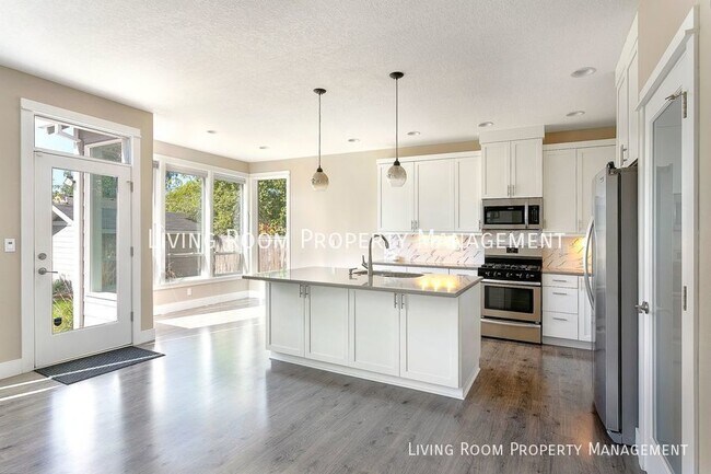 Building Photo - 4BR/2.5 BA Modern Stunner - Move in Ready!