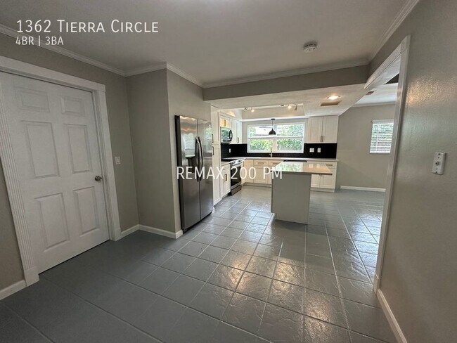 Building Photo - Spacious Ranch Style Home