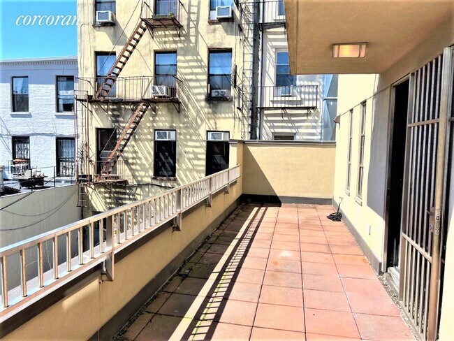Building Photo - 128 Dupont St