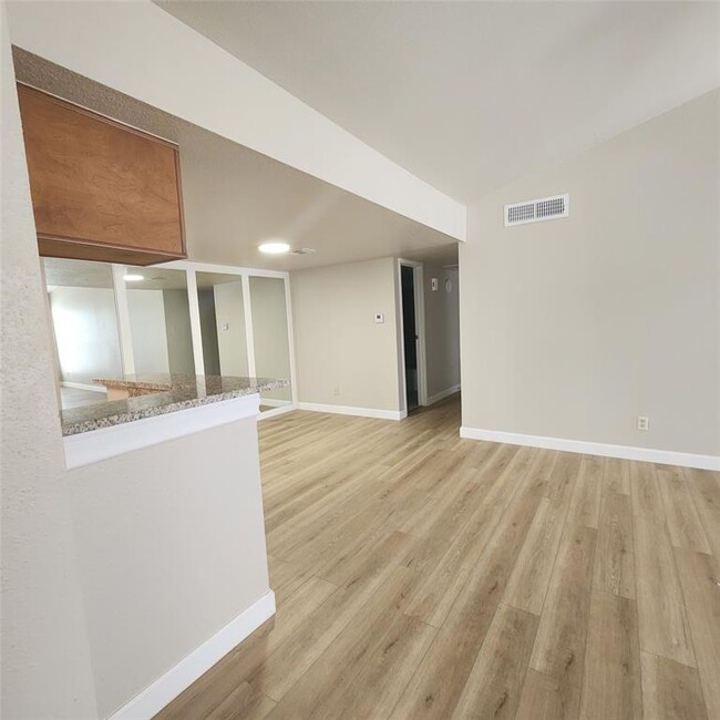 Foto del edificio - 14777 Wunderlich Dr