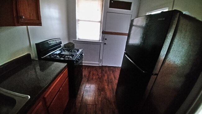 Building Photo - Big and Bright 2 bed - Appliances, Hardwoo...