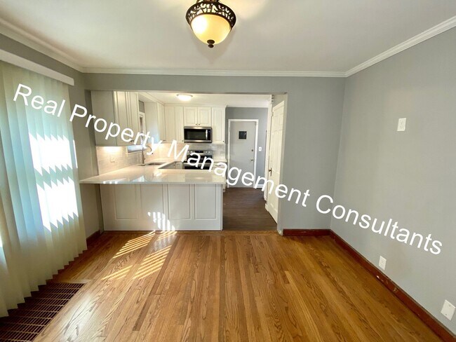 Foto del edificio - Adorable & Completely Remodeled 2 bedroom - Live Security Deposit Free with Obligo