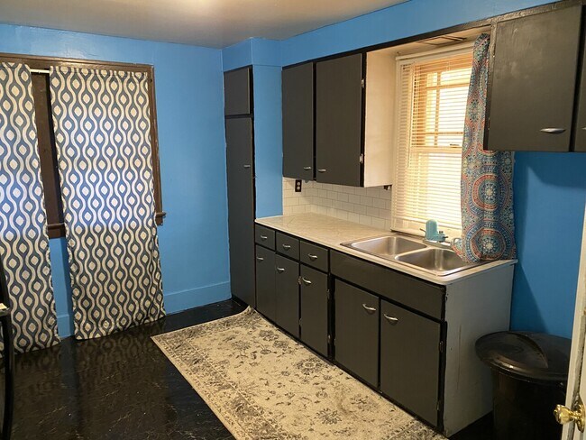 Foto del edificio - 2394 Elyria Ave. (Upstairs)
