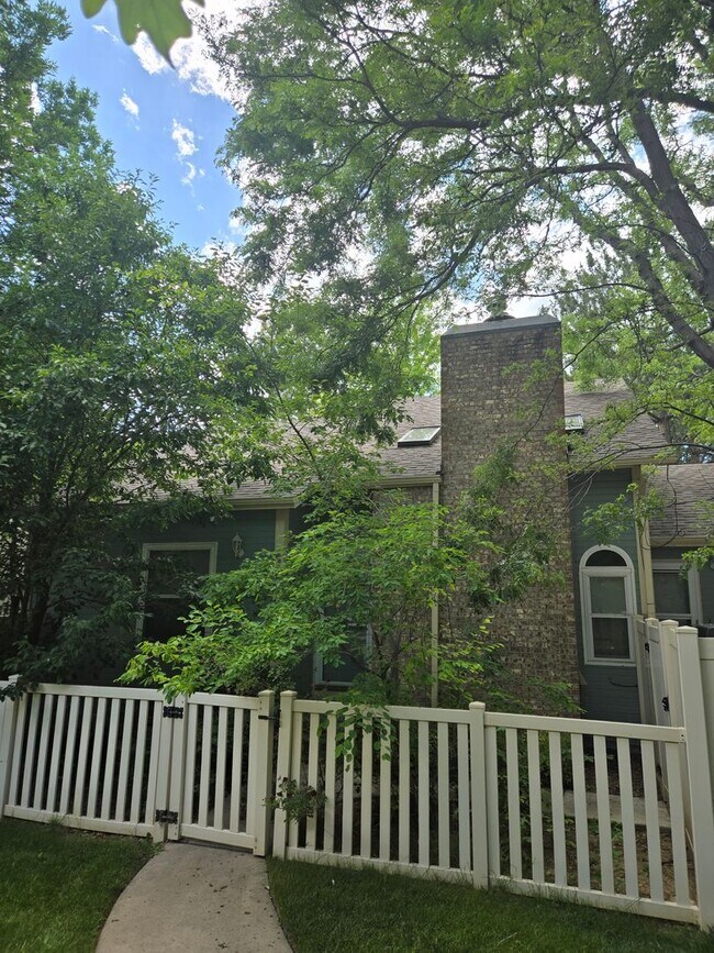 Building Photo - 3B/3B in The Shores with Finished Basement and 2 Car Garage!