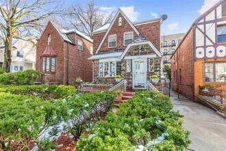 Building Photo - 121 Bentley Ave