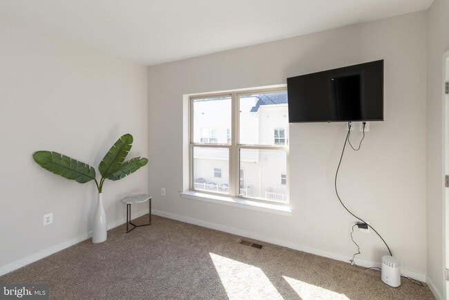 Building Photo - 935 Sycamore Dr SE