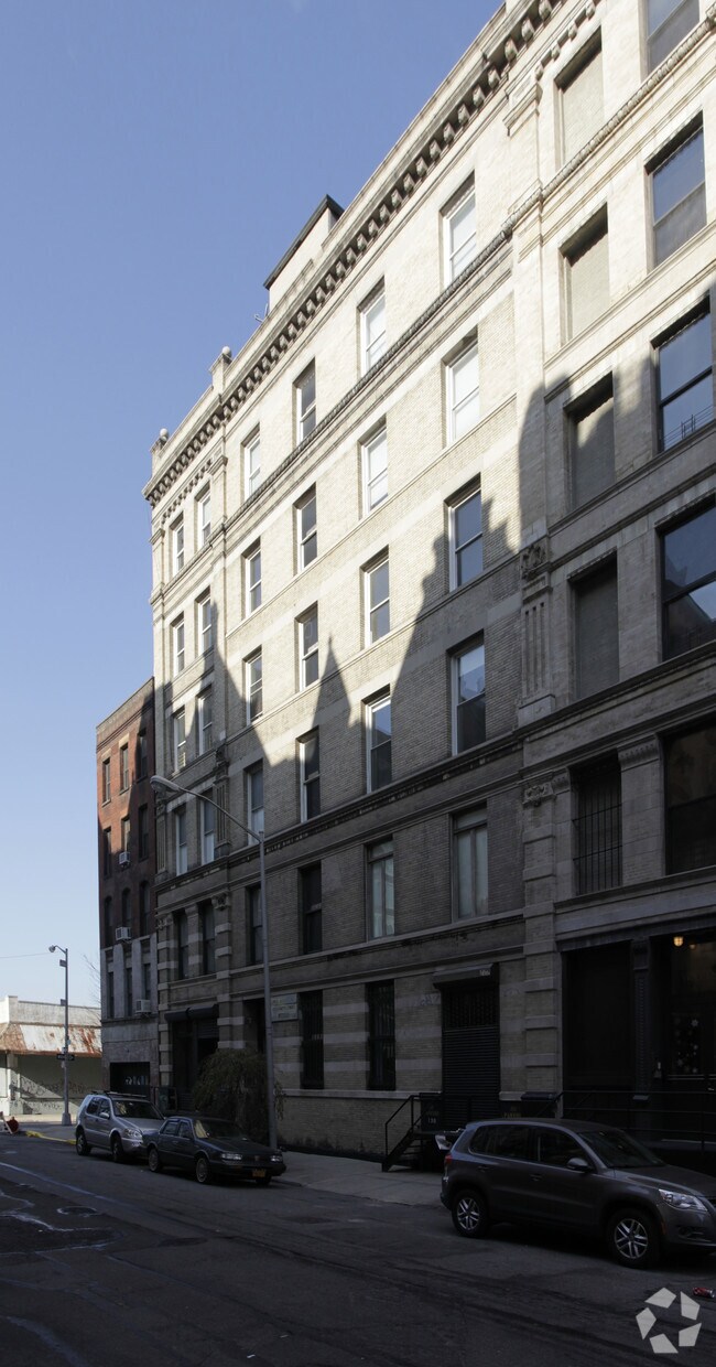 Building Photo - 136 Watts St