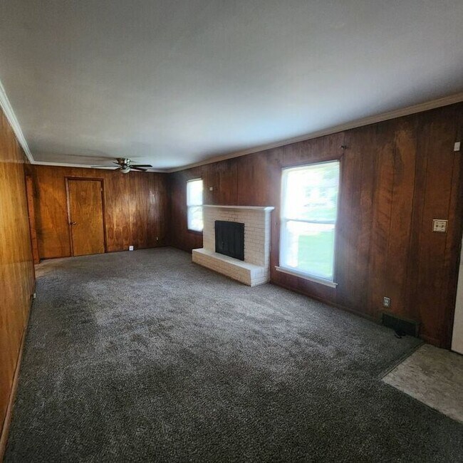 Building Photo - Ranch-Style 3 Bedroom, 1 Bathroom with 1 C...