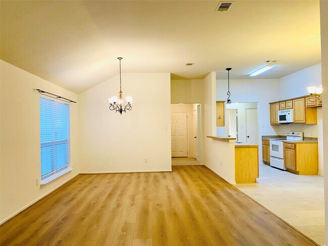 Foto del edificio - 5747 Wandering Creek Dr