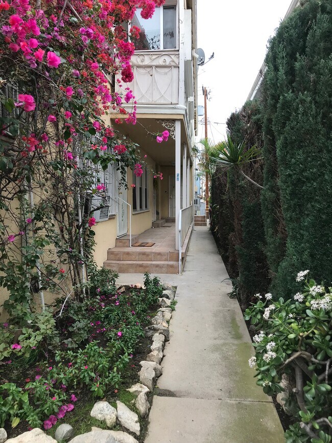 Foto del edificio - 1124 Rexford Dr