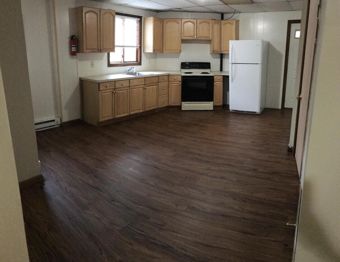 Primary Photo - 3 E Main St