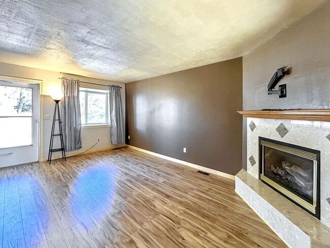 Building Photo - 2-Bedroom Home with Modern Amenities and C...