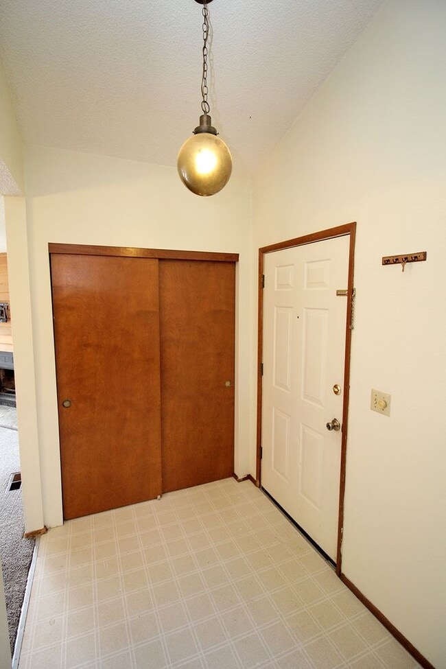 Building Photo - Cute and Spacious 3 Bedroom Tri-Level Dupl...
