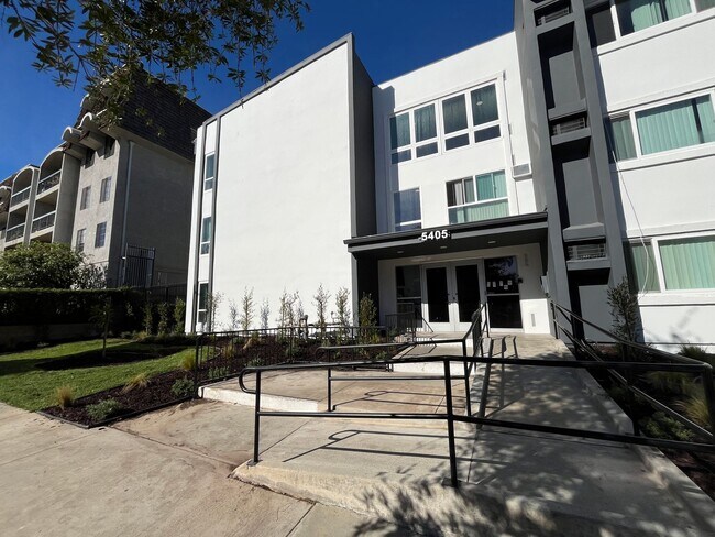 Foto del edificio - 5405 Lindley Ave