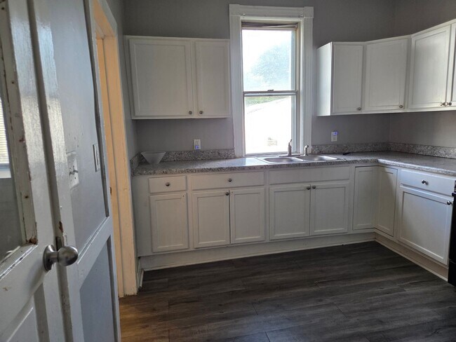 Building Photo - Nice, spacious 3 BR, 1 BA house for rent