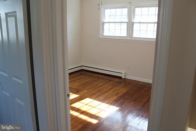 Building Photo - 102 Forsythia Dr