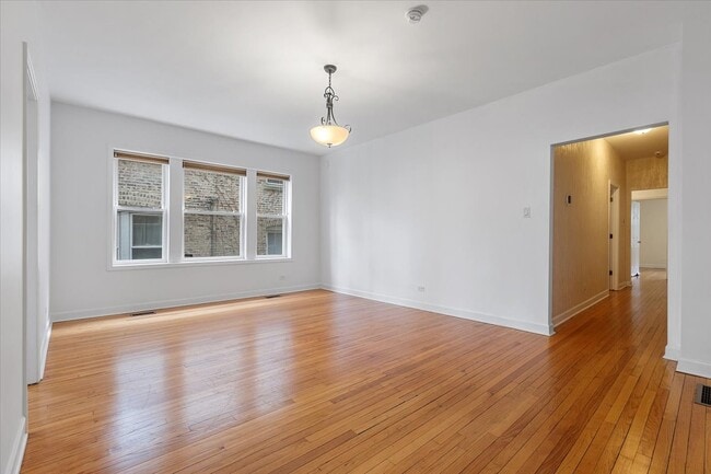 Building Photo - 6445 N Greenview Ave