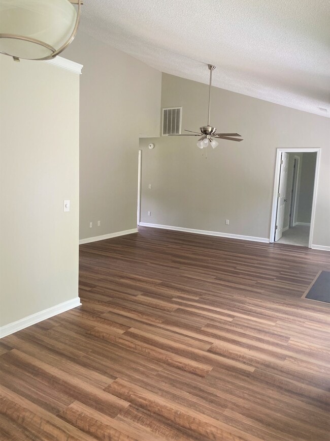 Building Photo - 906 Riverwalk Way